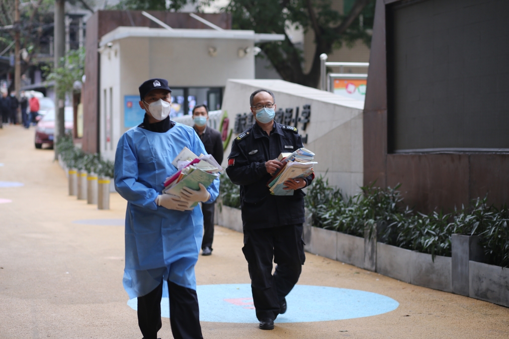 4帮忙给在家上网课的学生送教材。重庆九龙坡警方供图