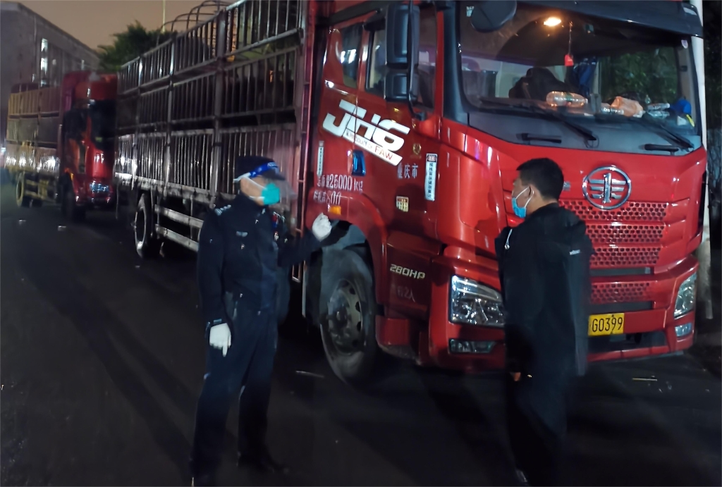 民警提醒运送活牛司机注意防疫。重庆江北警方供图