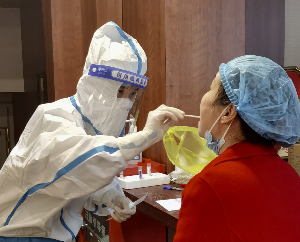 南岸区龙门浩街道卫生服务中心医生陈方娇正在闭环内工作。受访人 供图