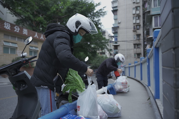 穿梭在渝中区各大街小巷的骑手们。