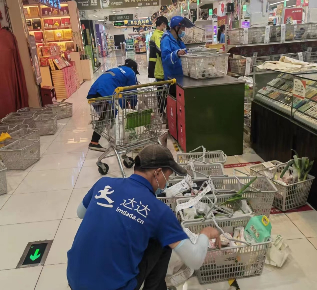 京东到家、小时购订单量激增,拣货配送有条不紊。京东供图