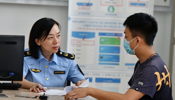 市场监管工作人员指导办理市场主体登记   重庆市市场监管局配图   华龙网发
