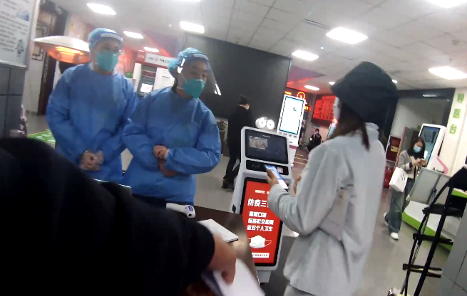 渝北区公安分局宝圣湖派出所民警送孕妇前往医院就医。渝北区警方供图