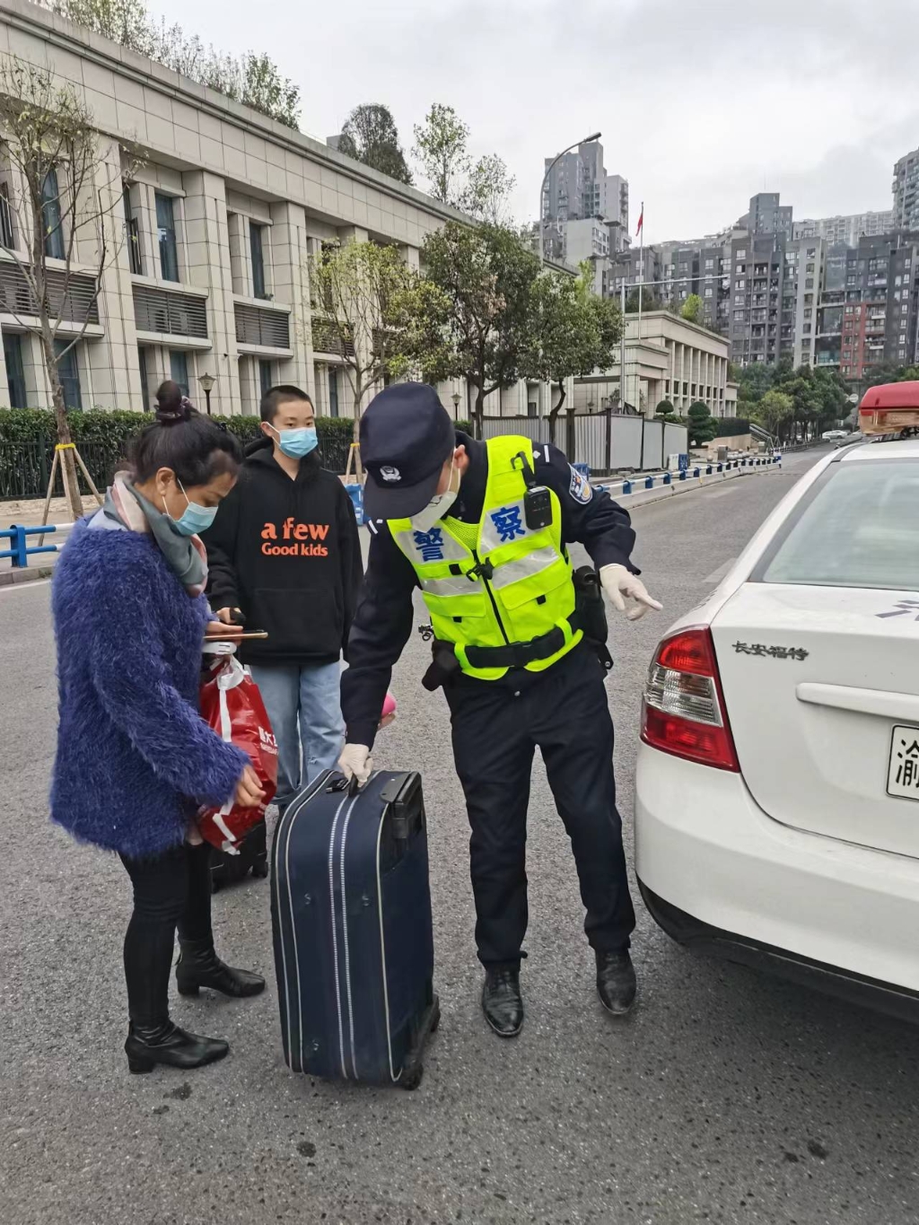 渝北区公安分局双龙派出所民警帮助航班取消受困的王女士联系酒店入住。渝北区警方供图