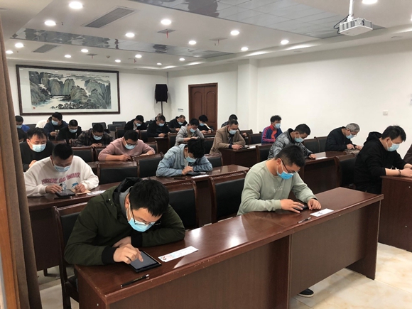 送考进企业，参考人员线上考试    重庆市市场监管局供图   华龙网发