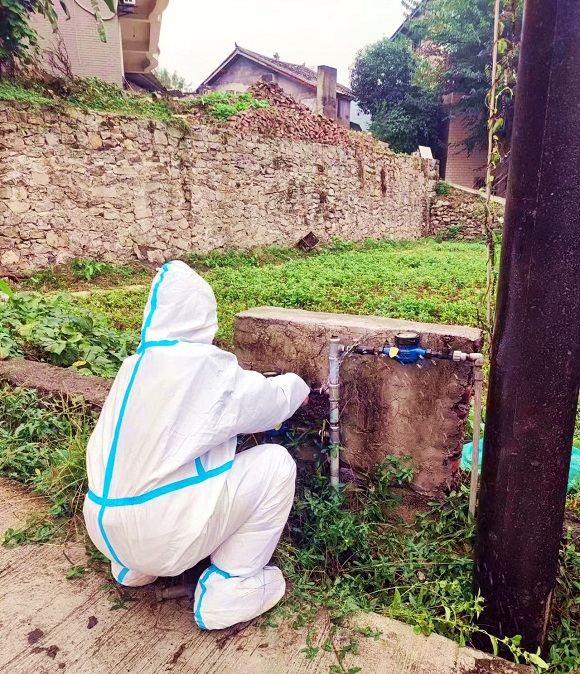 市自来水公司沙坪坝营管所工作人员正在临时管控区进行抢修作业。重庆水务集团供图