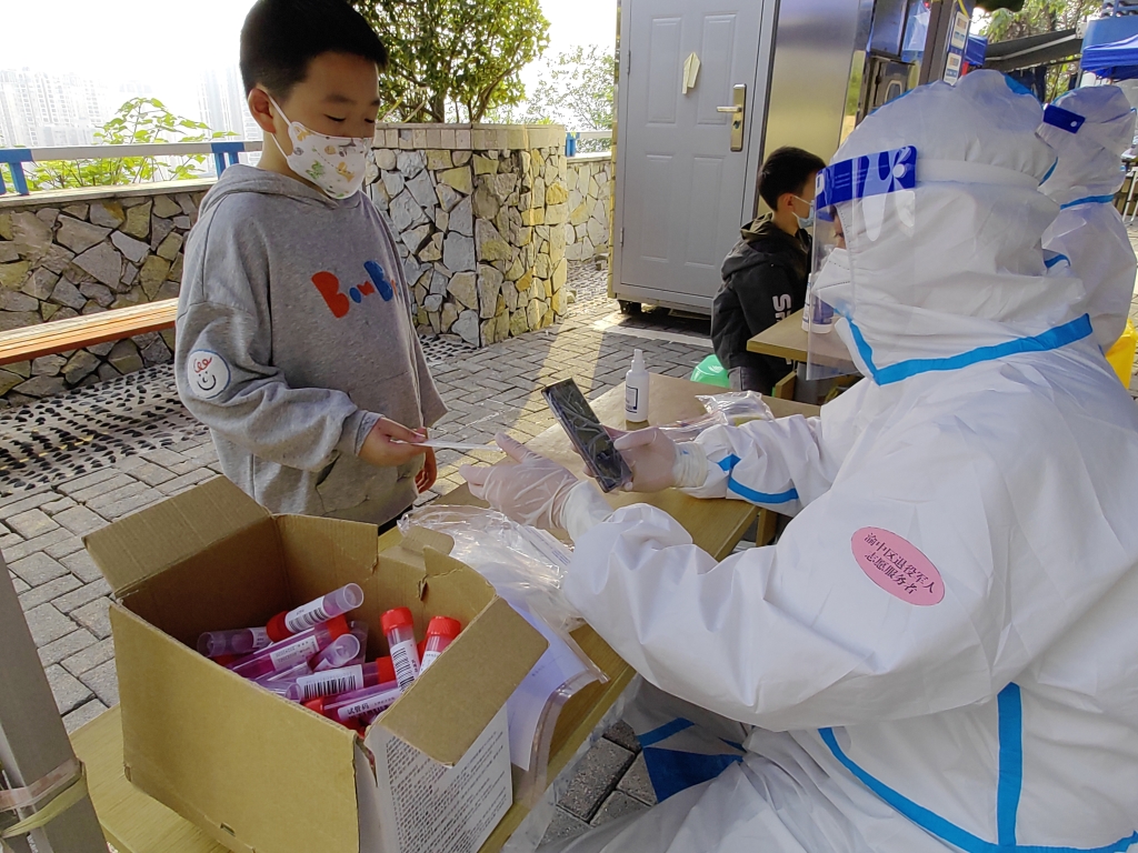 3渝中区退役军人参加疫情防控志愿服务。重庆市退役军人事务局供图