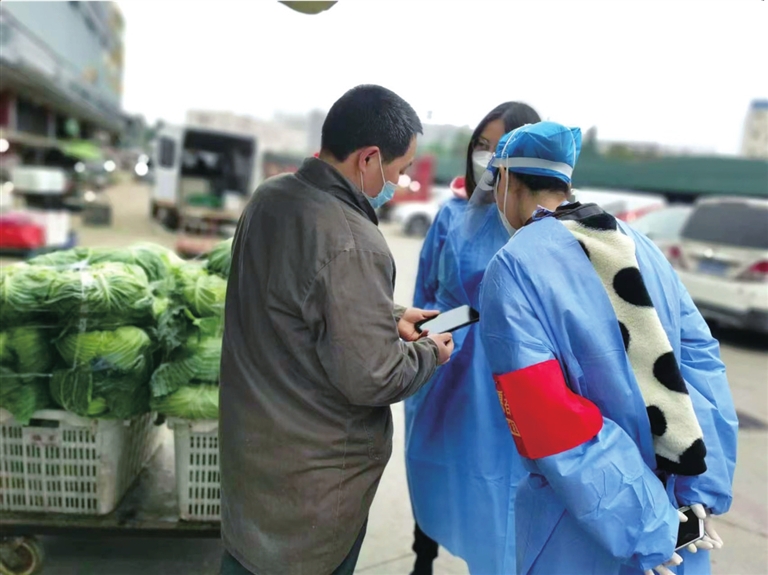 王家街道工作人员在海领市场对商户核酸检测情况进行核查。通讯员 杨荟琳 摄