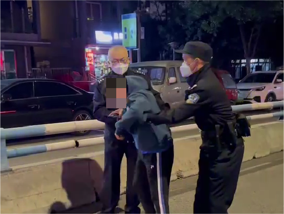 民警搀扶夏女士上救护车。重庆两江新区警方供图