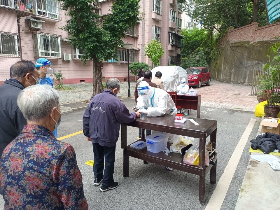 哲学教研部周宇航在科园六路老干所进行扫码登记。重庆市委党校供图