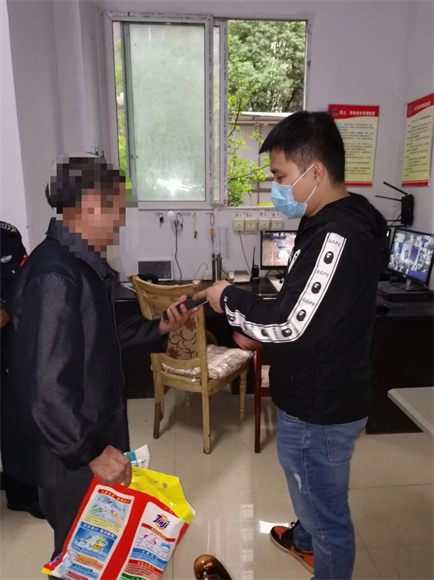 云阳民警帮老人找回丢失的手机。云阳县公安局供图 华龙网发