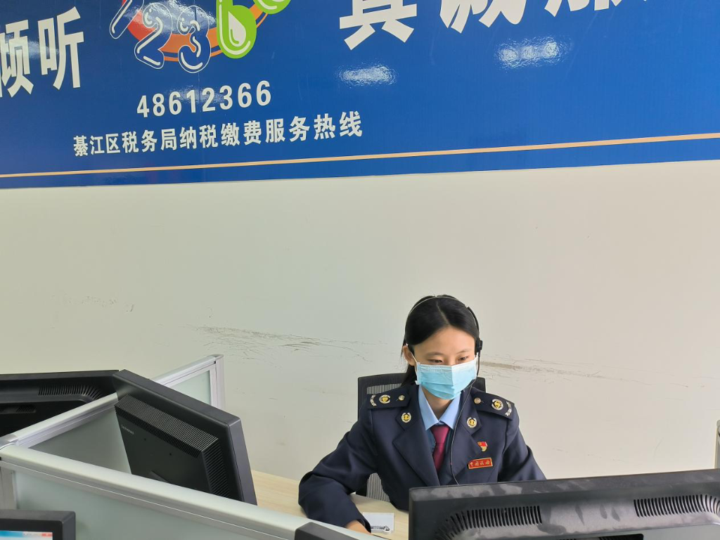 11月15日，綦江区税务人员值守纳税服务咨询公开电话，为市民解答业务咨询。重庆税务供图