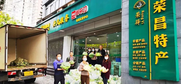 荣昌市民购买蔬菜包。重庆邮政供图   华龙网发