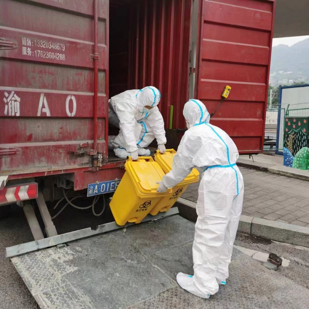沙坪坝区新桥街道工作人员正在收运涉疫医疗废物。重庆市生态环境局供图