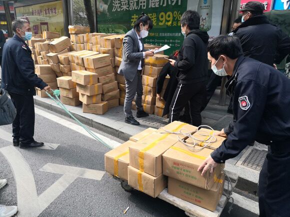 物业公司正在搬运张廷江捐赠的新鲜萝卜。通讯员  彭林  摄