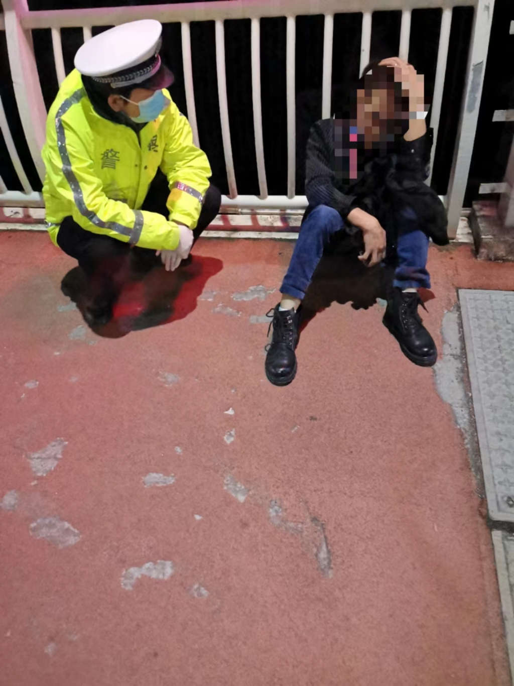 2经过民警劝说，男子表示不再轻生。重庆合川警方供图