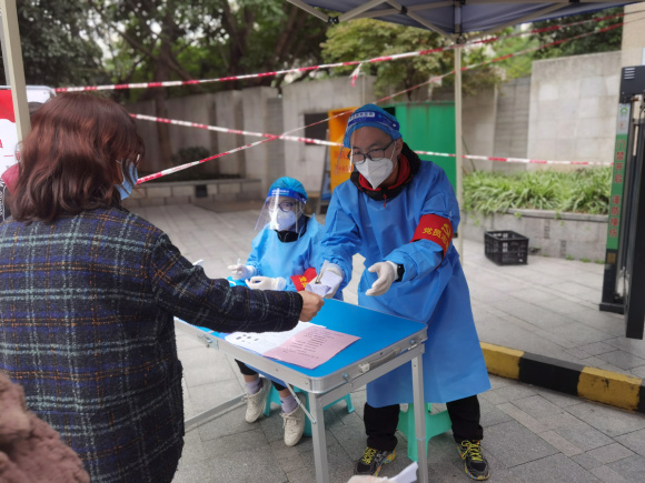 刘远坚在九龙坡区科城路社区参与疫情防控志愿服务