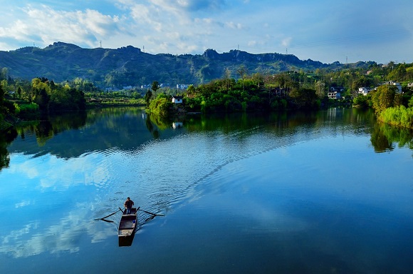 1水天一色的阿蓬江。黔江区林业局供图 华龙网发