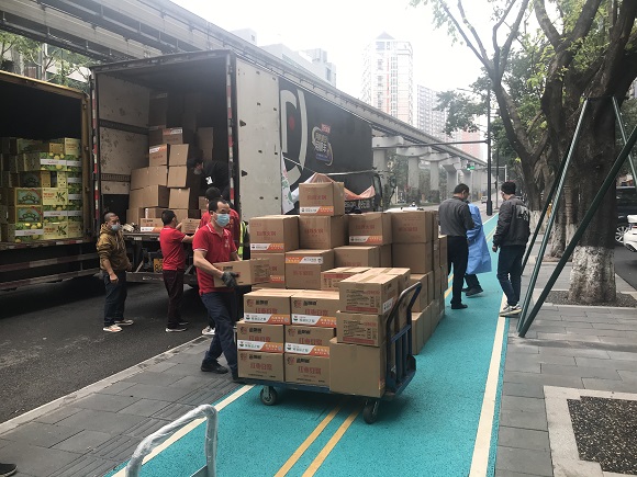 在重庆九龙坡区，工作人员和梁平预制菜企业员工转运预制菜产品。通讯员 谭明洪 摄