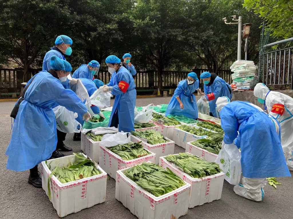 民安华福社区封控楼栋居民收到一份“暖心”蔬菜大礼包。市住房城乡建委供图