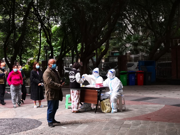 11月16日，江北区春晖社区，志愿者陈杰（右二）正在录入市民核酸采样信息。重庆市人民防空办公室供图  华龙网发