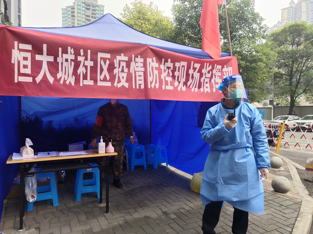疫情发生以来，王鑫和同事们坚守在高风险区。受访者供图