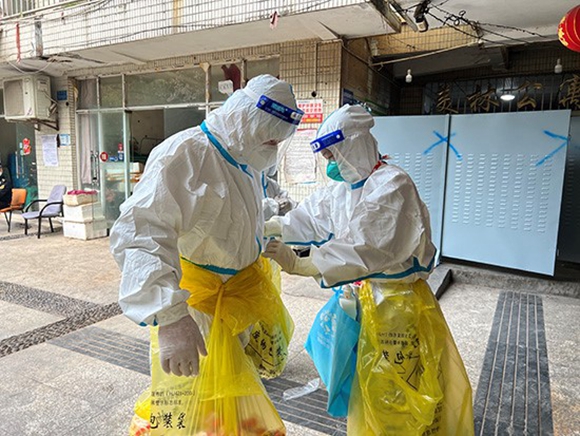 国网重庆市区供电公司员工王波和谢雅思互相检查医学防护服和装备,准备配合社区上门采集核酸。 国网重庆市电力公司供图 华龙网发 国网重庆市区供电公司员工王波和谢雅思互相检查医学防护服和装备,准备配合社区上门采集核酸。 国网重庆市电力公司供图 华龙网发