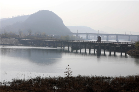 井陉县的绵河沿岸景色。新华社记者 骆学峰 摄