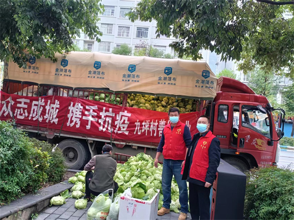 满满一车蔬菜运输到巫溪县城，捐赠给受疫情影响较重的小区。红池坝镇供图 华龙网发