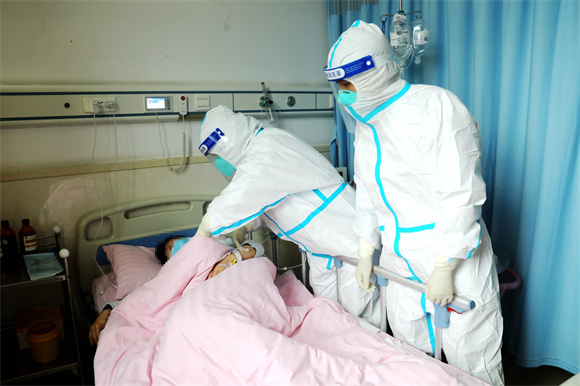 医护人员细心查看产妇身体恢复情况。云阳县委宣传部供图 华龙网发