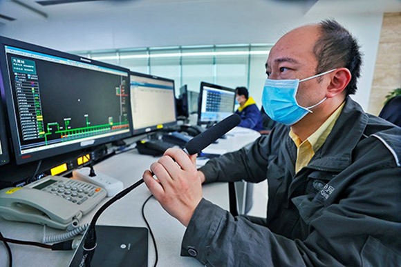 国网重庆市南供电公司调控值班人员面坚守岗位,确保电网安全稳定运行。国网重庆市电力公司供图 华龙网发 国网重庆市南供电公司调控值班人员面坚守岗位,确保电网安全稳定运行。国网重庆市电力公司供图 华龙网发