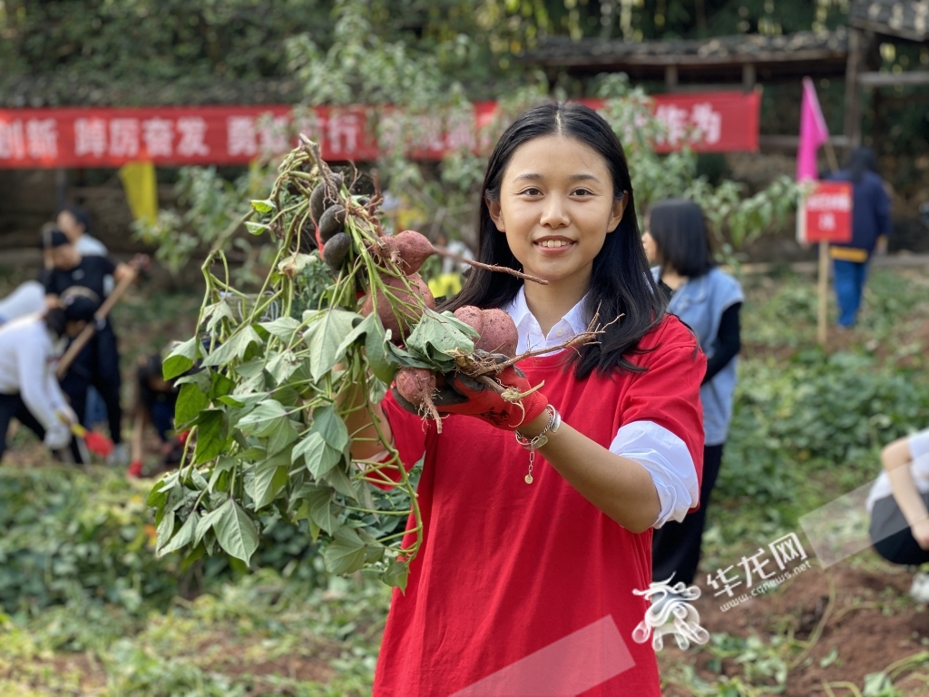 设计教育学院大二学生马云锦展示劳动成果。华龙网-新重庆客户端记者 刘钊 摄