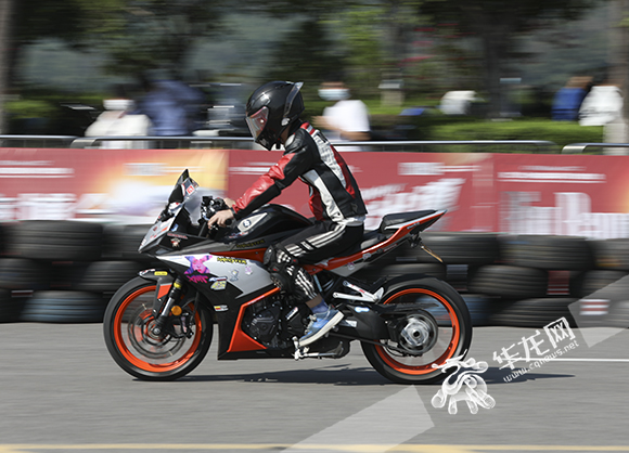 图11：2022中国摩博会上，摩托车手进行骑行展示。