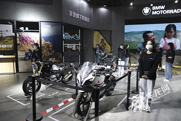 不少国内外知名摩托车品牌参展。华龙网-新重庆客户端 首席记者 李文科 摄