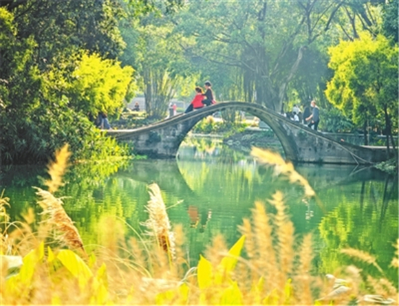 The moon-like bridge and the lake formed a lovely picture of autumn. (Photographed by Chen Yishui and Zhong Ge) 