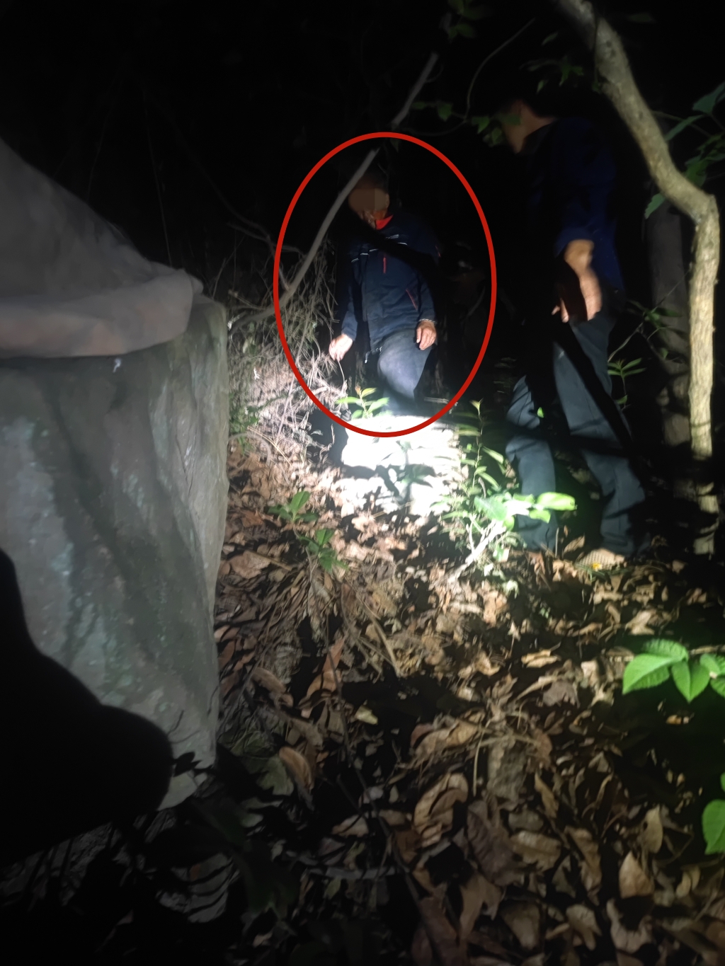 0民警在悬崖峭壁边找到老伯。重庆江北警方供图