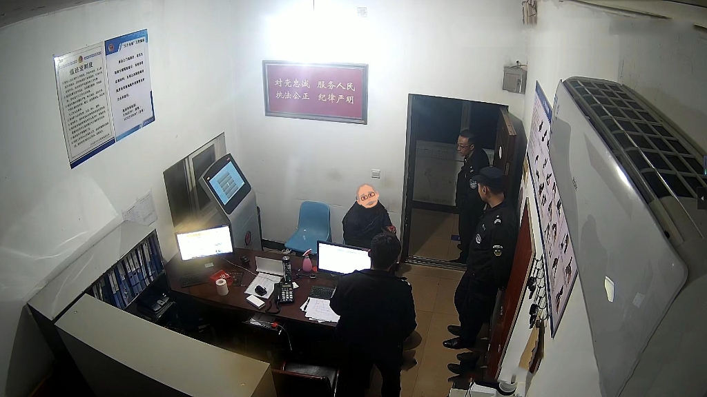 1民警将老伯接回派出所。重庆江北警方供图