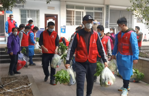 志愿者将蔬菜包送菜上门。沙坪坝区融媒体中心供图 华龙网发