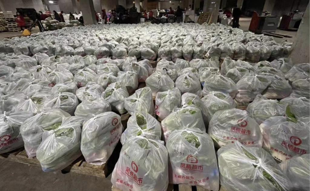 重庆市民营超市商会企业筹备的“蔬菜包”。商会供图