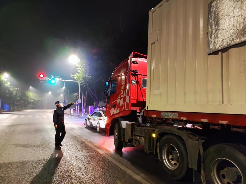 民警指挥挂车通行。重庆江北警方供图