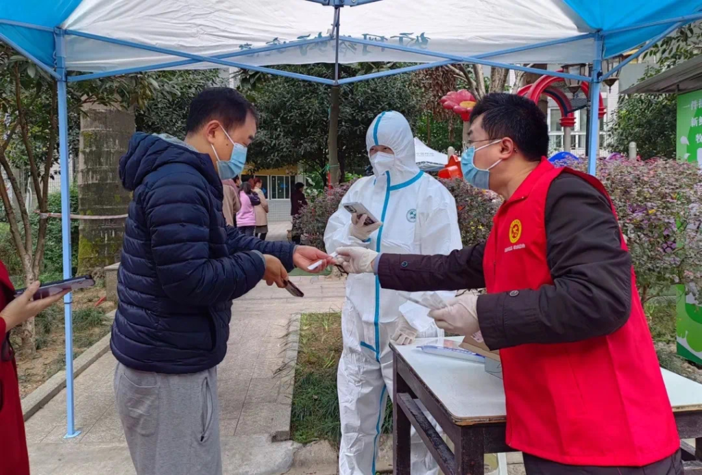 江津区陈独秀旧居陈列馆干部职工在社区做志愿者。市文化旅游委供图