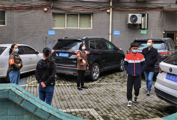 志愿者徐爱民（左一）和童秀英（左三）引导住户下楼做核酸。巫溪县融媒体中心供图 华龙网发