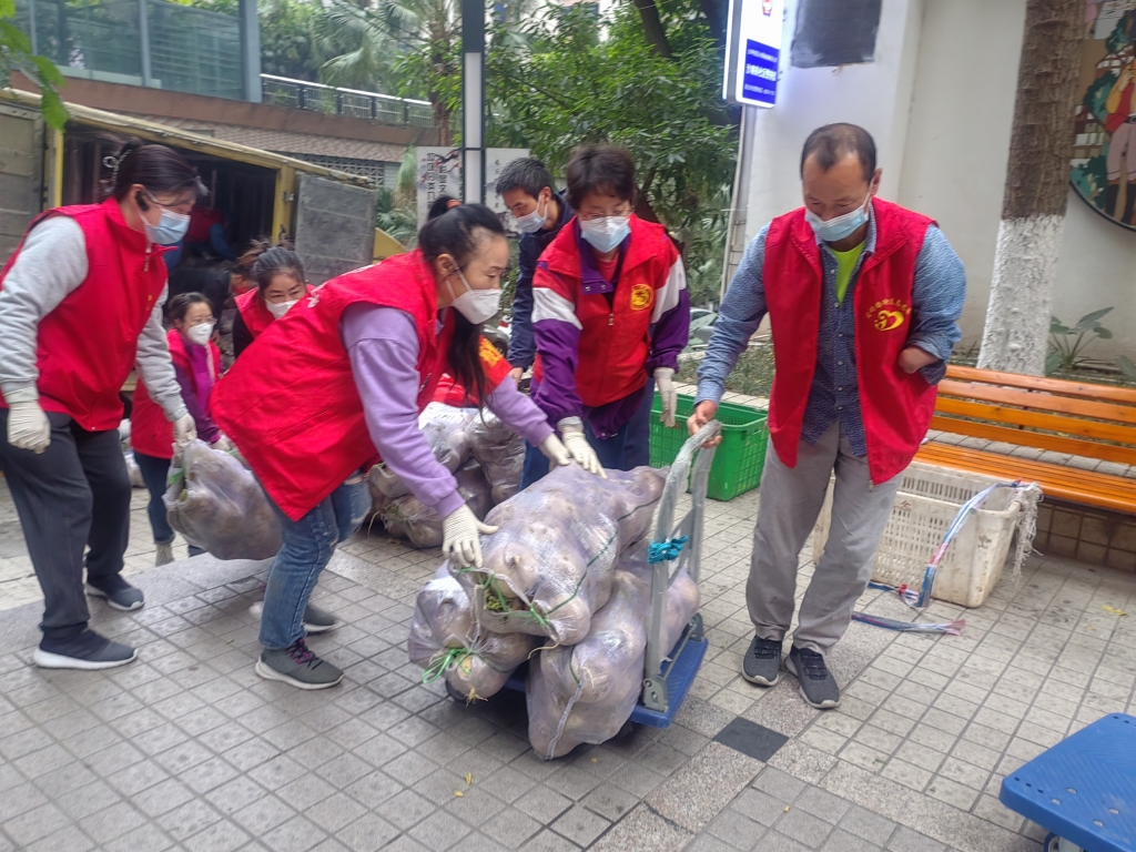 2吴烈（右一）将爱心人士捐赠的萝卜送到居民家中。受访者供图