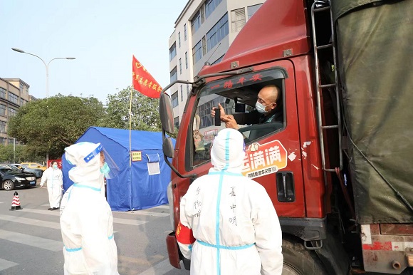 防疫人员严守交通卡点。重庆国际生物城供图 华龙网发