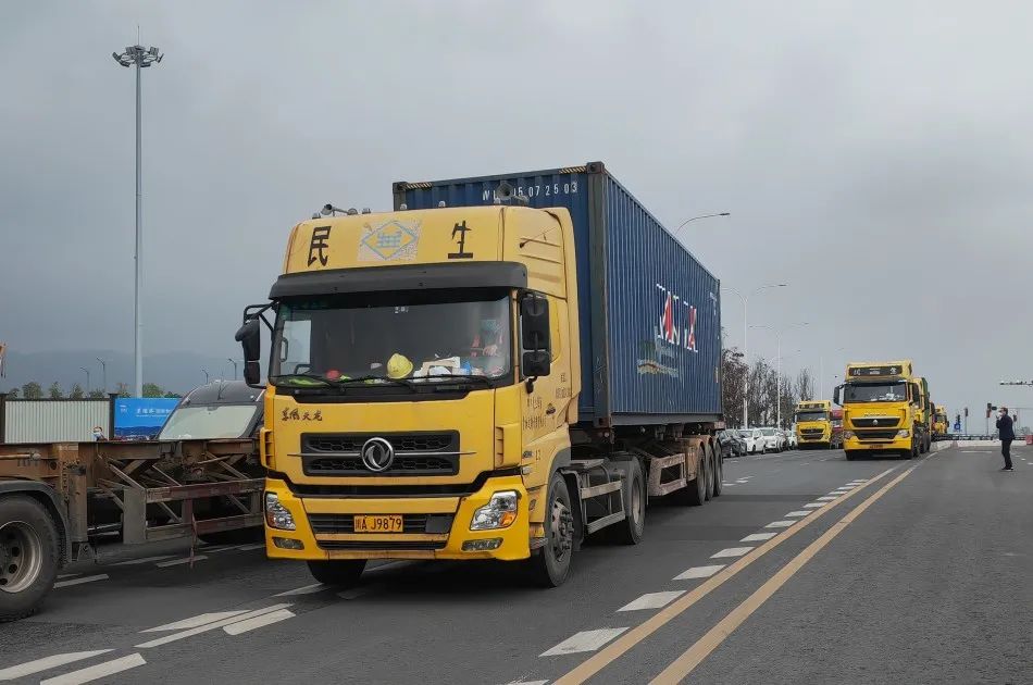 正在运送物资的货车。受访单位供图