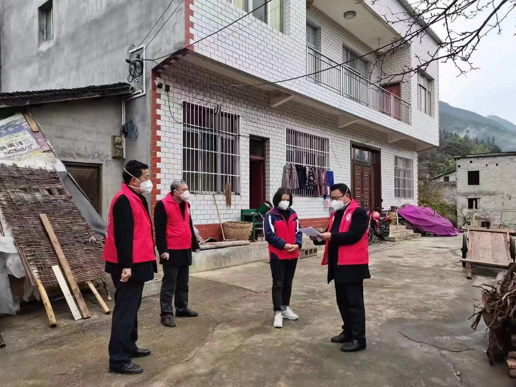 重庆农商行巫溪支行驻村第一书记及工作队员进村入户做好返乡人员排查登记，开展防疫宣传