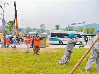 红岩服务队为重庆大学附属沙坪坝医院（新院区）核酸检测点提供电力保障。 受访单位供图