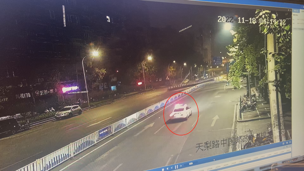 2警车搭乘孩子及其父亲前往医院。重庆市沙坪坝区警方供图