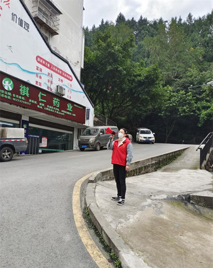 志愿者手持小喇叭穿梭在大街小巷宣传疫情防控。云阳县委宣传部供图 华龙网发
