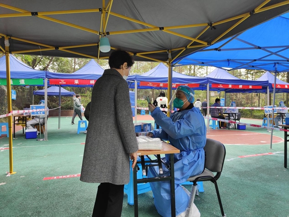课堂内外陈明果正为居民扫码登记 课堂内外陈明果正为居民扫码登记
